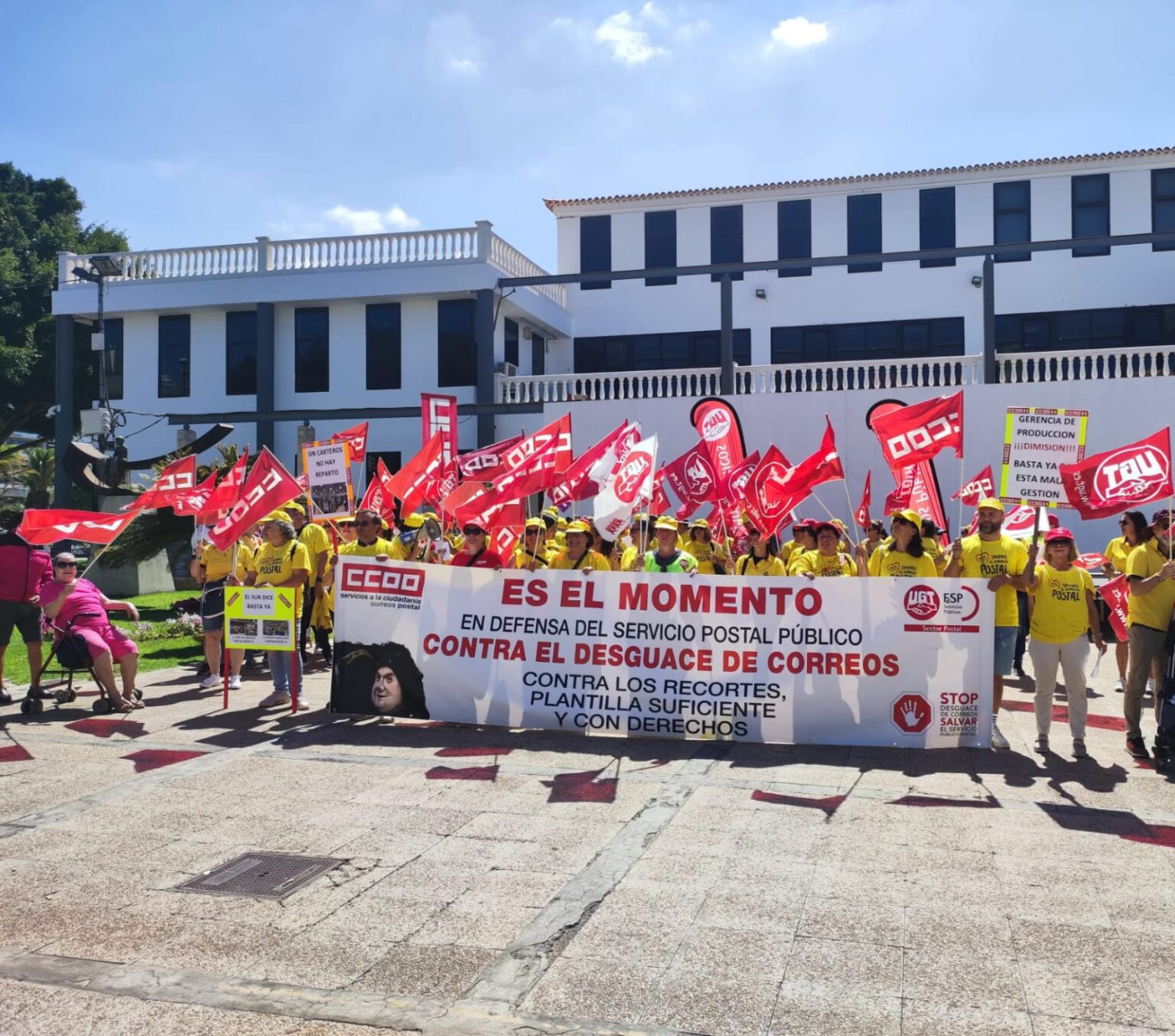 Trabajadores de Correos se manifiestan en Los Cristianos por la ...