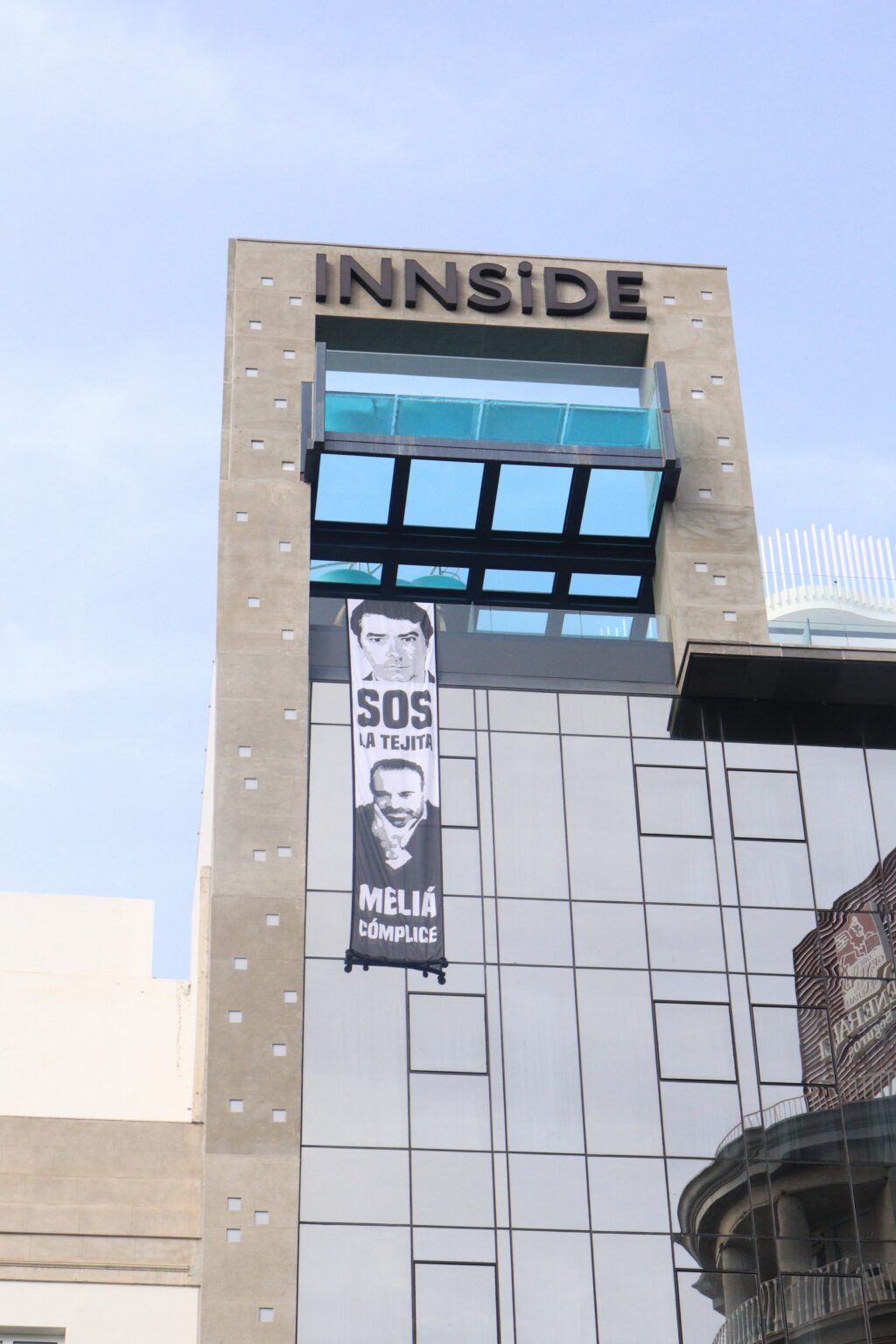 Despliegan una bandera en un Hotel Meliá de Santa Cruz para denunciar que la cadena negocia la explotación del ilegal hotel de La Tejita
