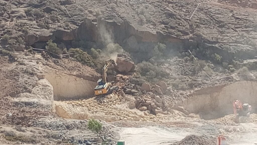 Denuncian que la constructora de Cuna del Alma está arrasando la zona de Interés Geológico Nacional en el Puertito de Adeje