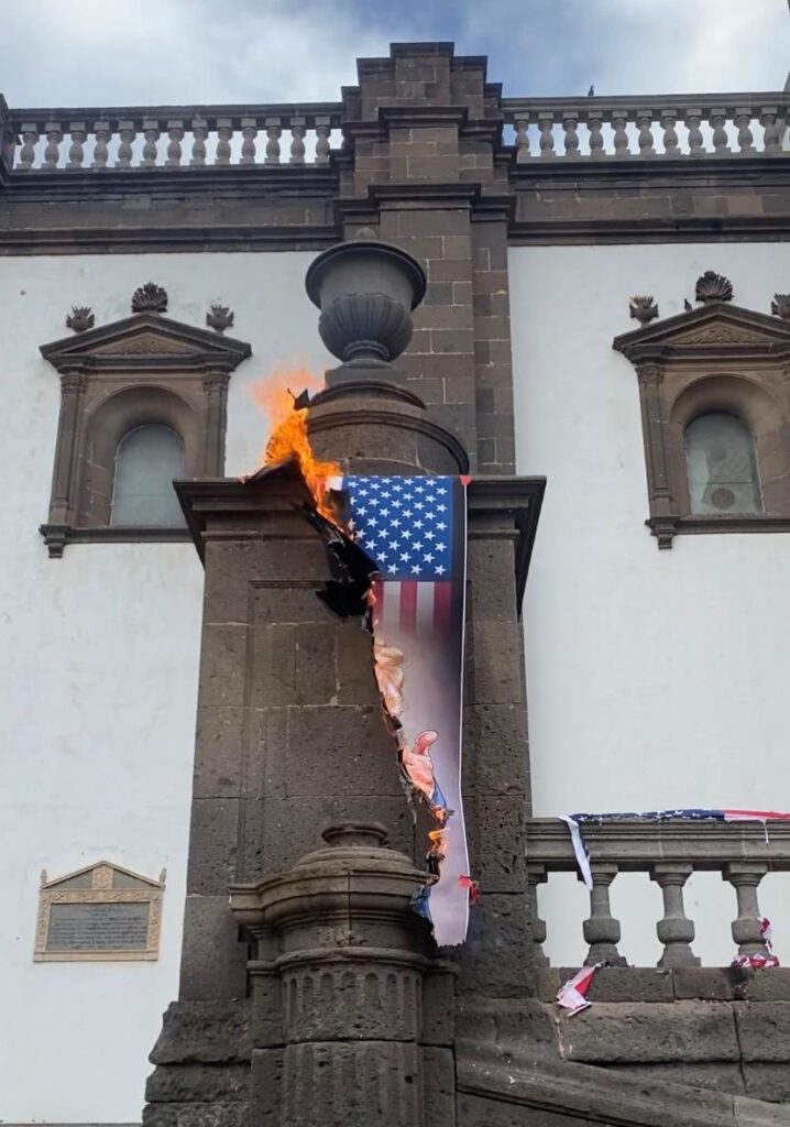 Acción Insumisa quema una foto de Trump en Las Palmas de Gran Canaria: «el neo Calígula de un imperio en Decadencia»