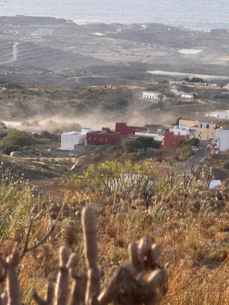 Abandono institucional en Chimiche: los vecinos, desamparados ante el «infierno» sanitario de una cantera junto a sus casas
