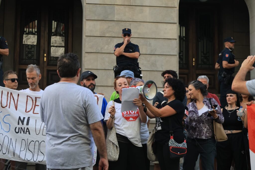 Tenerife protesta contra la crisis de vivienda como antesala a la marcha por una Democracia Real»